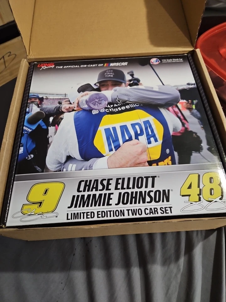 Conjunto de 2 carros Chase Elliott Jimmie Johnson NAPA/ALLY Elite - Imagem 1 de 1