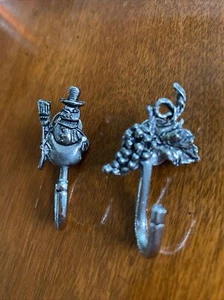 RAWCLIFFE Weinrebe & Schneemann Zinn Heftnadeln MIT HAKEN ~ SIGNIERT 2001 - Bild 1 von 8