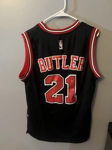 Camiseta deportiva de baloncesto Adidas NBA Swingman negra de los Chicago Bulls Jimmy Butler talla M +2 - Imagen 1 de 6