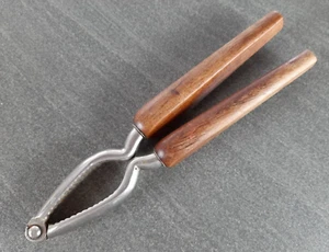 Alter Nussknacker mit Holzgriffe 18 cm lang Nuss Knacker Nüsse knacken - Bild 1 von 3