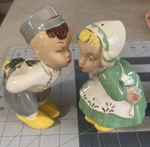 VTG Kissing Dutch Girl w/ Boy Holding Flowers. Ceramic Figurines Pair 6 1/4". - Picture 1 of 15