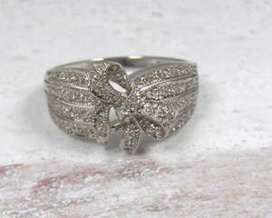 Anillo de oro blanco de 14 quilates y cinta de diamantes con lazo 9,75 llamativo cóctel - Imagen 1 de 6