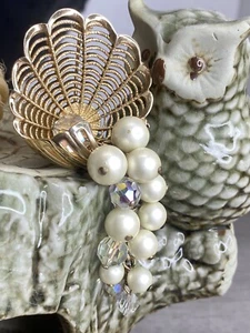 Vtg  Gold Toned Clam Shell with Pearl And Iridescence Stone Brooch Pin 1960-1970 - Picture 1 of 4