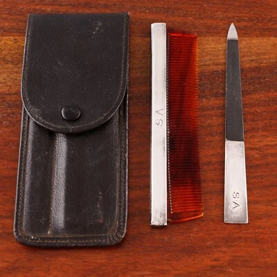 TIFFANY ESTOJO DE HIGIENE PORTÁTIL COM CABO DE PRATA ESTERLINA COM PENTE E ARQUIVO MONOGRAMA SA - Imagem 1 de 4