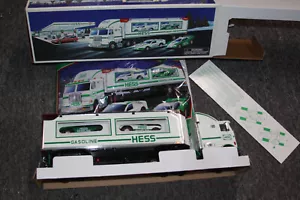 Camion giocattolo e corridori vintage Hess 1997 nuovo con scatola NOS auto da corsa trasportatore - Foto 1 di 6