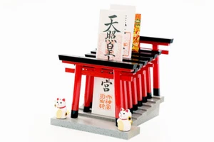 Amuleto Shintoista Santuario Ofuda Stand Torii Hachimon & Maneki Neko Kamidana Giappone - Foto 1 di 2