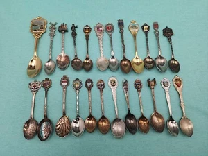 Konvolut 24 alte Andenkenlöffel aus aller Welt - Bild 1 von 12