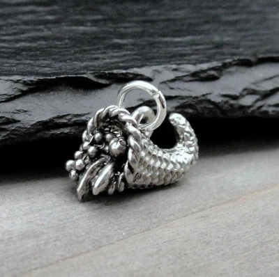 Dije Cornucopia de plata - Dije de Acción de Gracias - Dije de cuerno de la abundancia - Dije de otoño  Foto 1 de 4