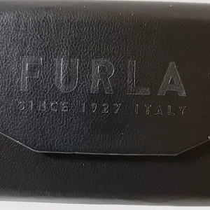 Estuche para gafas Furla magnético triple pliegue triángulo soporte para gafas cuero sintético negro - Imagen 1 de 7