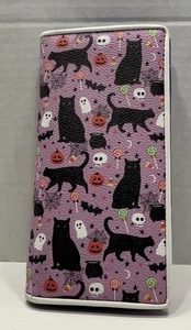 Ashley M Artist Series lila Halloween Geldbörse schwarz Katzen Fledermäuse JOL Geister Totenköpfe - Bild 1 von 17