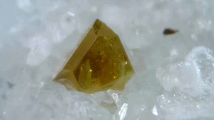 Sfalerite splendido geminato giallo miele su marmo Carrara - Foto 1 di 4