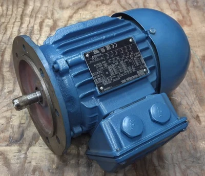 WEG 0.37KW 4 POLE 1380RPM 3 PHASE 50HZ 71 FRAME B5 FLANGE MOUNTED  - Image 1 of 4