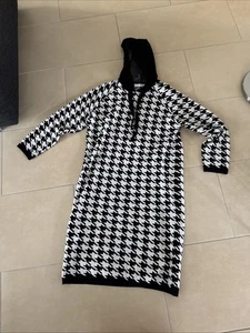 neuwertiges Strickkleid Lamiar Gr. 40/42 mit Kapuze schwarz/weiß - Bild 1 von 5