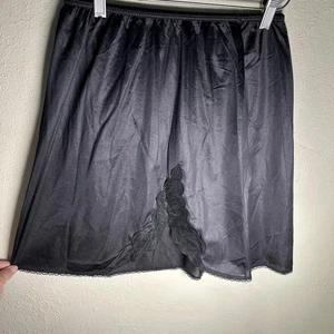 Vintage vanity fair slip skirt black lace trim and detail sz M Whimsygoth - Picture 1 of 8
