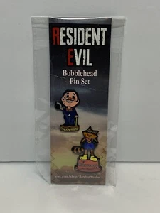 Resident Evil 2er Set Wackelkopf Emaille Pins Spielzeug Onkel Waschbär, Fanprodukt NEU - Bild 1 von 3