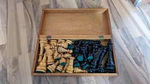 Handgeschnitzte Schachfiguren aus Holz mit Schachbrett *** ANTIK *** - Bild 1 von 3