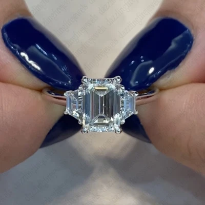 Anillo de compromiso de tres piedras de moissanita talla esmeralda de 3,80 quilates en platino sólido 950 Foto 1 de 4