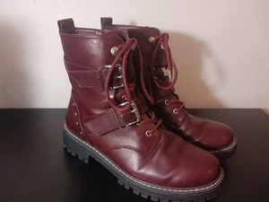 Kohls So Finleyy Burgundy Combat Boots 8M Nieten Schnallen - Bild 1 von 7