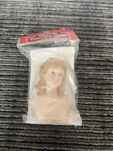 Vintage Mangelsen & Sons 1993 kastanienbraun Porzellan Puppe Frauenkopf 3 Zoll mit Armen #16217 - Bild 1 von 5