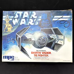 Kit modellino MPC Star Wars Darth Vader Tie Fighter plastica 1977 1:32 - Foto 1 di 5