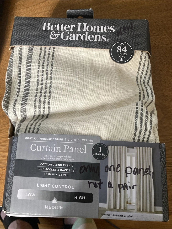 Panel de cortina filtrante de luz a rayas gris Better Homes And Gardens Farmhouse Foto 1 de 4