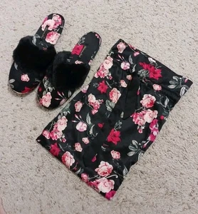 Victoria's Secret Hausschuhe Gr. Small schwarz pink Blumen Satin Kunstfellbesatz Pantoletten - Bild 1 von 6