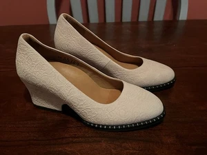 NWOB L'Amour Des Pieds Soft Pink Floral Embossied Suede Pumps Size 6 M - Picture 1 of 14