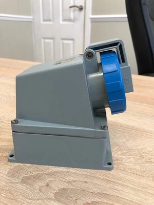 MK 9197 16a 2p&e IP67 BS4343 socket old Commando style unused - Image 1 of 4