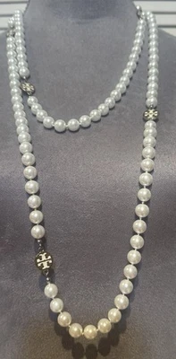 Colar de pérolas fio único Tory Burch Evie - Imagem 1 de 4