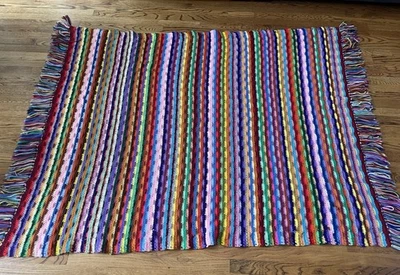 Cobertor de crochê retrô vintage feito à mão multicolorido listrado franja afegã 57"" - Imagem 1 de 4