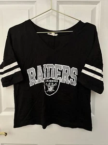 Raiders Football Women's Black Shirt w/white stripes on sleeves Medium Logo Crop - Picture 1 of 7