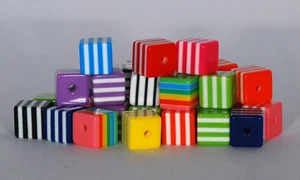 Cuentas cubo acrílico 25 rayas - 8 mm color mezclado - - vendedor del Reino Unido - Imagen 1 de 2
