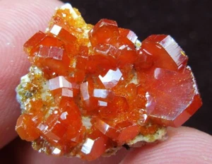 4g Vanadinite minerals dispay specimens from Morocco - Picture 1 of 8