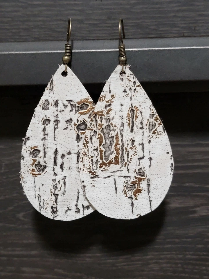 Brincos de lágrima de couro GENUÍNO bétula branca com detalhes em bronze - Imagem 1 de 1