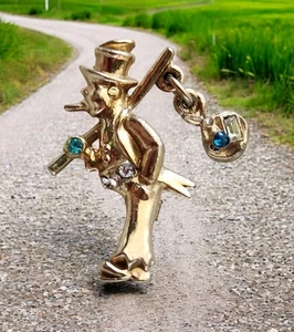 Vintage Unsigned Coro Hobo Man With Stick & Bundle Small Mini Whimsical Brooch - Picture 1 of 14