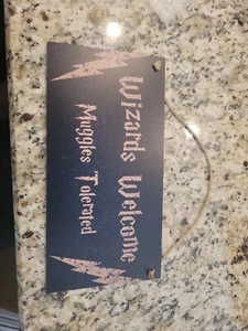 Harry Potter: Wizards Welcome Muggies Tolerated Schild - Bild 1 von 4