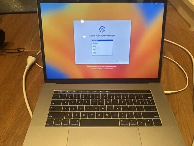 Laptop Apple MacBook Pro 15,4" (512 SSD, Intel Core i7 7.ª generación, 2,9 GHz, 16 GB) - Foto 1 de 4