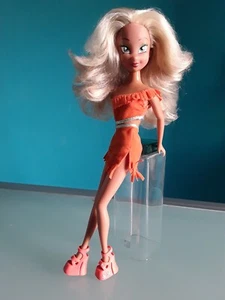 "WINX" Bambola "FLORA" Fashion Pack "Wildland" 2006, altezza 32 cm. - Foto 1 di 15
