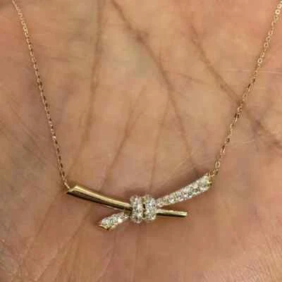 Colgante con arco de diamantes redondo creado en laboratorio de 1,10 quilates enchapado en oro amarillo de 14 quilates cadena de 18" Foto 1 de 4