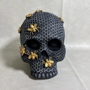 Schwarze Wabe Gold Biene Schädel Tisch Halloween Dekor 9”x 8” x 6” Harz - Bild 1 von 5