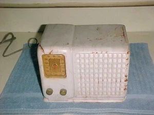 rara RADIO UREA SILVERTONE Midget 7003 -- RADIO A VALVOLE WAFFLE GRILL 1930-40 dolce - Foto 1 di 11