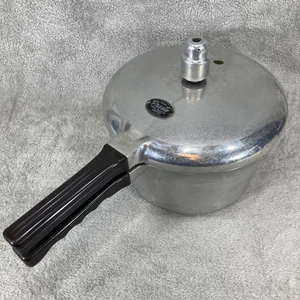Vintage Presto Cook Master 4 Quart Pressure Cooker with Jiggler Model 404 - Picture 1 of 12
