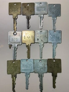 12 übergroße Hotel Motel Zimmer Schlüssel Handwerk Steampunk Schmuck Konvolut #32 - Bild 1 von 2