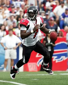 Foto de fútbol americano de la NFL Michael Vick escaneando el campo Atlanta Falcons 8x10 - Imagen 1 de 1