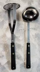 Ekco Forge Mestolo da Servizio Inox con Beccuccio e Schiacciapatate Vintage Manico Nero Lotto - Foto 1 di 13