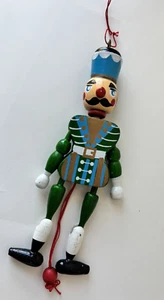 VINTAGE NATALE PULL STRING COLORATO SCHIACCIANOCI SOLDATINO PUPAZZO ORNAMENTO - Foto 1 di 3
