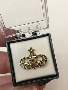 Paratrooper pin, parachuting pin, gold tone pin, military pin, Parachute badge - Picture 1 of 5