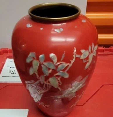 "Florero japonés de latón esmaltado rojo de colección detalle de concha de abulón polillas de árbol en flor 12""" Foto 1 de 2