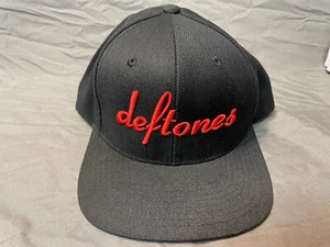 Deftones Mütze bestickt Schriftzug Logo Druckknopflasche Wolle Nu-Metal Alternative Alt Rock - Bild 1 von 3