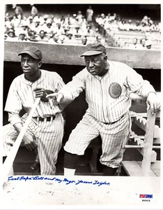 JAMES COOL PAPA BELL SIGNED 8X10 PHOTOGRAPH PSA/DNA AUTOGRAPH BASEBALL HOF - Picture 1 of 2